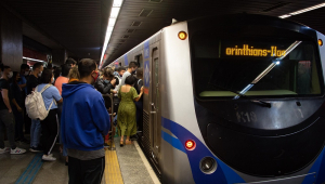 usuários do metrô se amontam para entrar no primeiro vagão de um trem do metrô com, destino a Itaquera (letreiro indica o local)