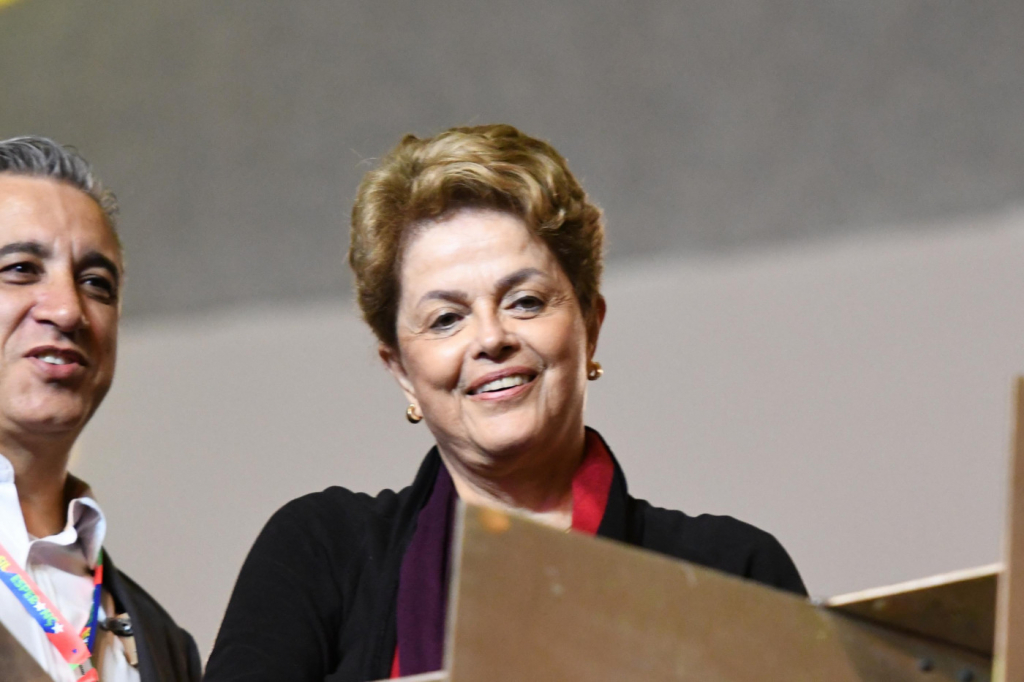 Salário de R$ 2,65 milhões por ano de Dilma no banco dos Brics divide opiniões