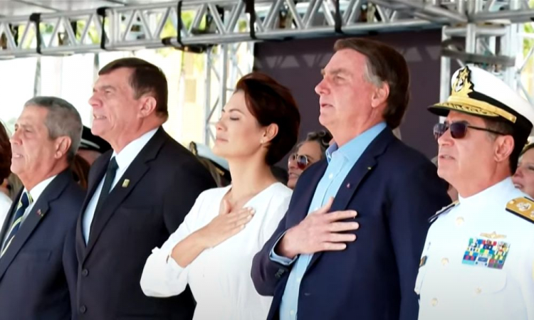 jair-bolsonaro-michelle-bolsonaro-troca-da-bandeira-brasilia-reproducao-tv-brasil