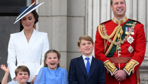 Catherine, duquesa de Cambridge (L) e o príncipe britânico William, duque de Cambridge, (R) estão com seus filhos, o príncipe britânico Louis de Cambridge, a princesa britânica Charlotte de Cambridge e O príncipe britânico George de Cambridge,