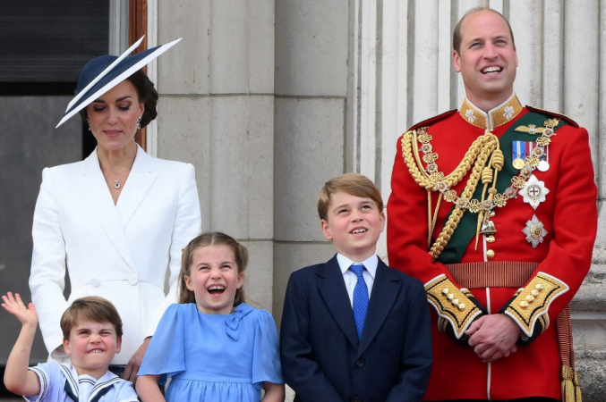 Catherine, duquesa de Cambridge (L) e o príncipe britânico William, duque de Cambridge, (R) estão com seus filhos, o príncipe britânico Louis de Cambridge, a princesa britânica Charlotte de Cambridge e O príncipe britânico George de Cambridge,