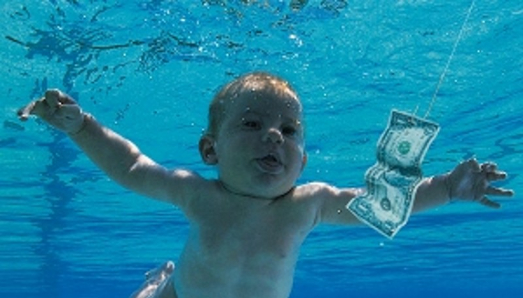 Capa do álbum do Nirvana com bebê nadando em direção a uma nota de dólar