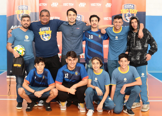 Vampeta, Pedro Marques e alunos posam como um time de futebol