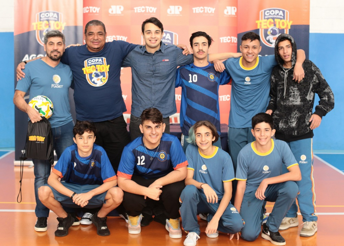 Vampeta, Pedro Marques e alunos posam como um time de futebol