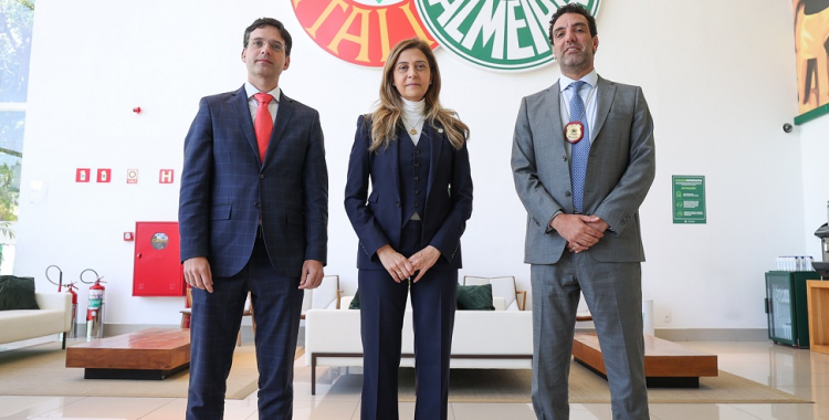 a presidente Leila Pereira (centro) recebeu os delegados Percival Alcântara (à esquerda) e Cesar Saad na Academia de Futebol
