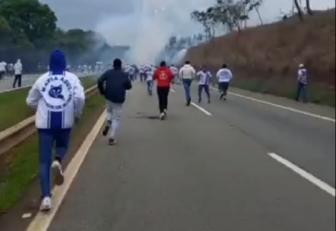 Torcedores de Palmeiras e Cruzeiro se enfrentaram na rodovia Fernão Dias