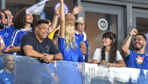 Ronaldo comemorando retorno do Cruzeiro para a Série A