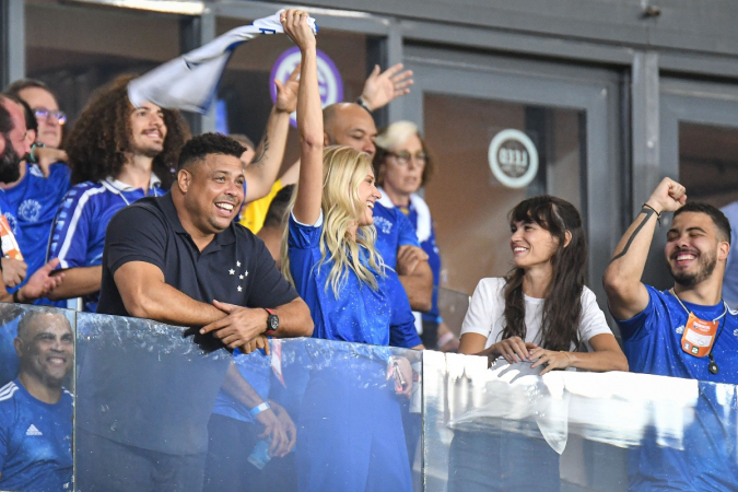 Ronaldo comemorando retorno do Cruzeiro para a Série A