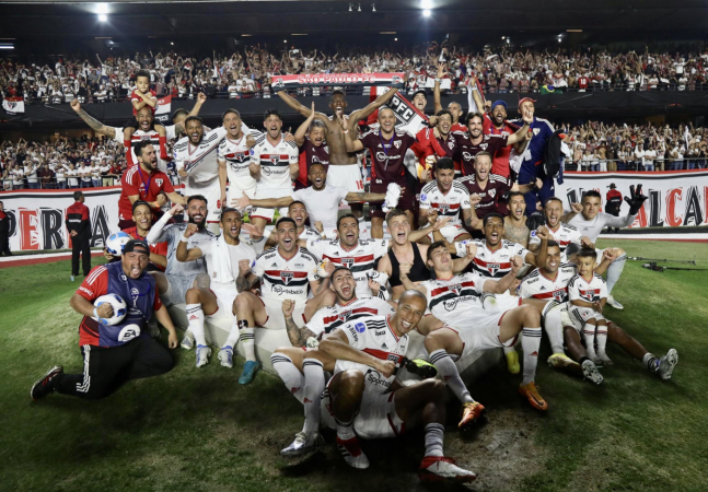 Jogadores do São Paulo comemoram classificação para a final da Copa Sul-Americana