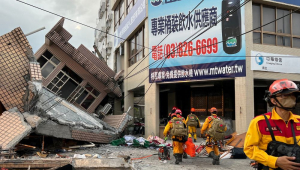 Bombeiros resgatam uma pessoa no local onde um prédio desabou após um terremoto
