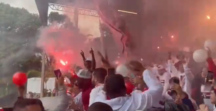 Torcida do São Paulo faz a festa antes da final da Copa Sul-Americana