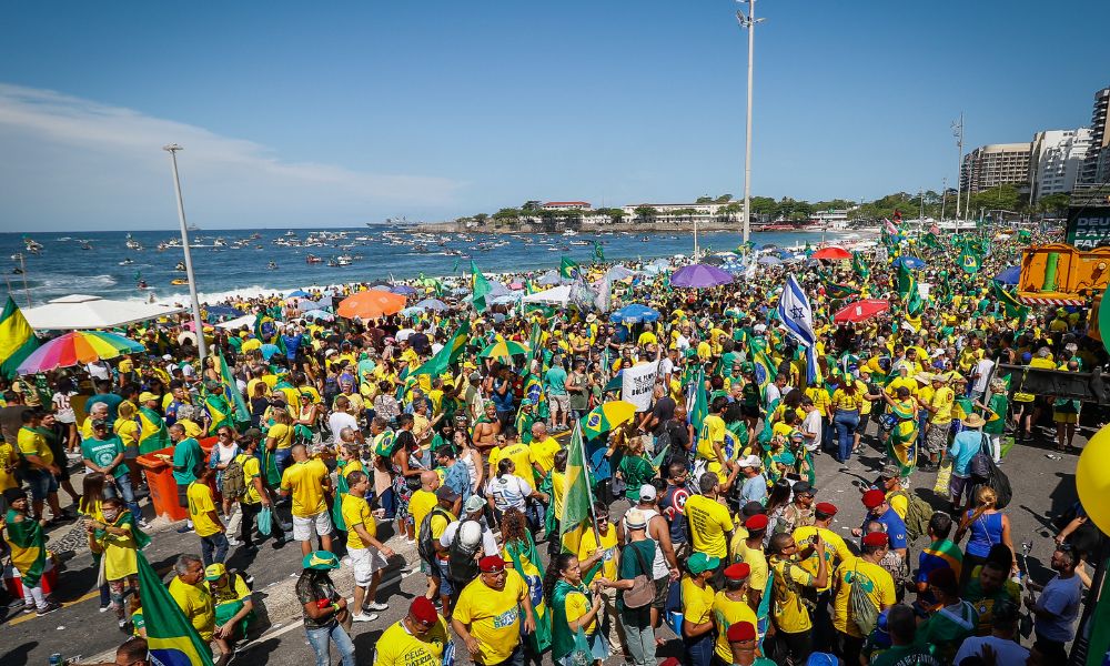 Milhares de pessoas comparecem em ato em comemoração aos 200 anos da Independência do Brasil e apoio ao Presidente da República, na orla de Copacabana, no Rio de Janeiro