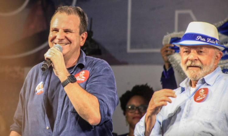 Prefeito do Rio discursa ao lado do ex-presidente