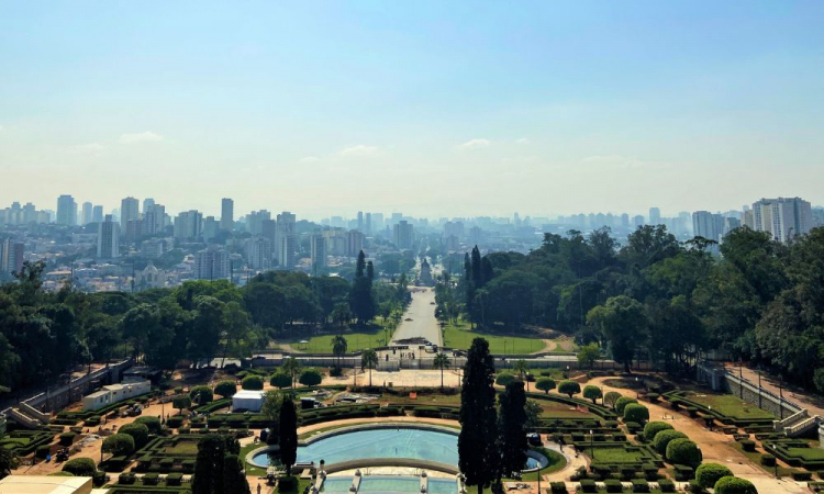 Foto com paisagem do Museu do Ipiranga