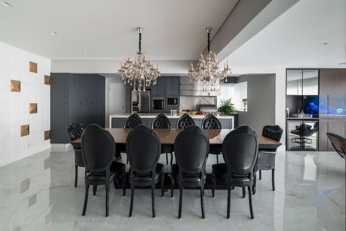 Sala de jantar com décor contemporâneo com peças clássicas 