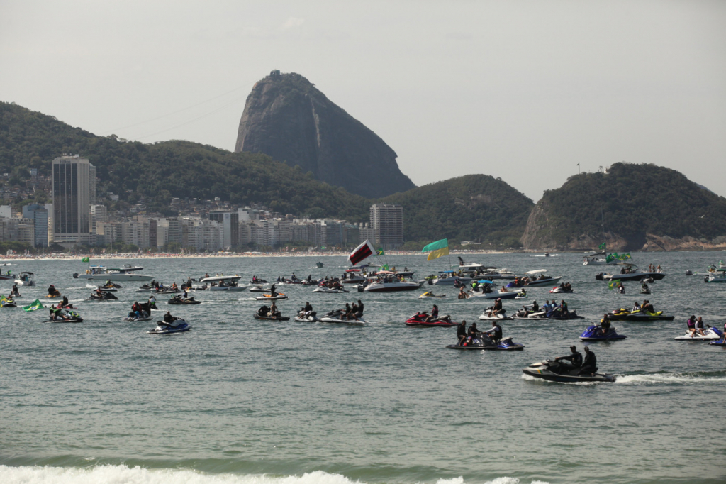 Apoiadores do presidente Jair Bolsonaro fazem jetskiata no Rio de Janeiro