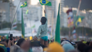 Levantado por algum adulto, garotinho com a bandeira do Brasil se destaca na multidão de apoiadores de Bolsonaro em Copacabana