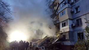 Equipes de resgate se reúnem em frente a um prédio residencial danificado após um ataque em Zaporizhzhia