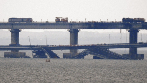 Trabalhadores restauram os trilhos da ponte de Kerch que liga a Crimeia à Rússia