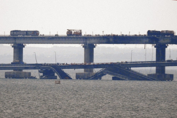 Trabalhadores restauram os trilhos da ponte de Kerch que liga a Crimeia à Rússia