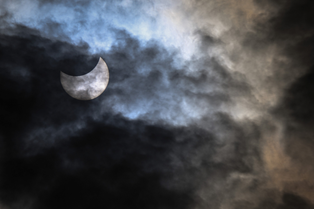 Eclipse solar parcial visto da Romênia