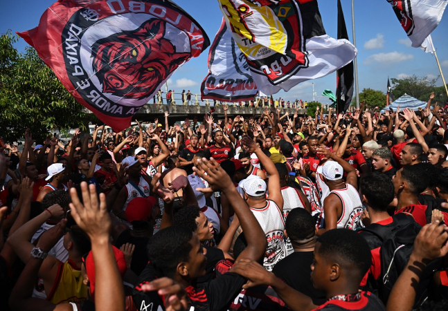 Torcida do Flamengo faz grande festa em despedida do time para a final da Libertadores da América