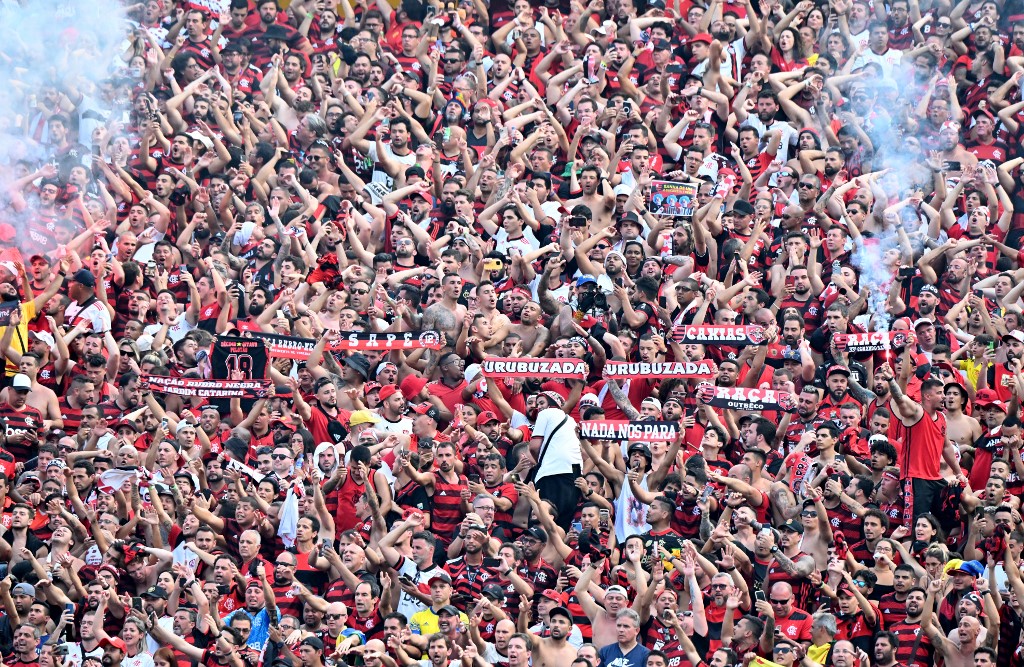 Torcedores em arquibancada do estádio