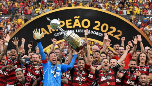 Capitães do Flamengo erguem taça
