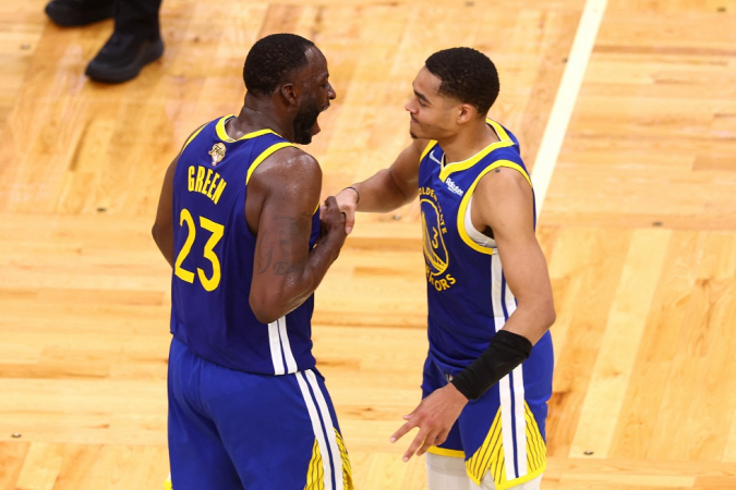 Jordan Poole (direita) e Draymond Green (esquerda) se cumprimentam durante a partida contra os Warriors