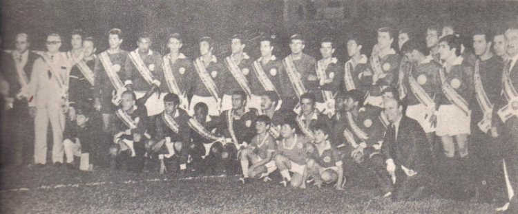 Time do Palmeiras posa após ganhar o Robertão de 1969