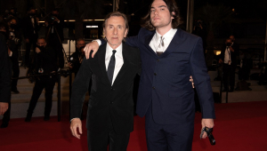 Tim Roth com o filho Cormac em um tapete vermelho em Cannes