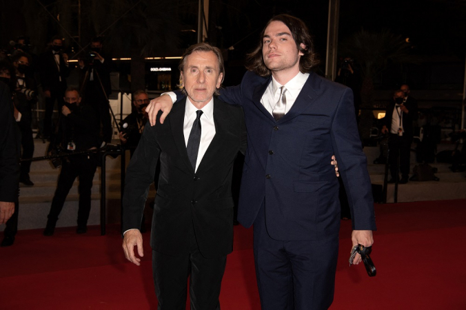 Tim Roth com o filho Cormac em um tapete vermelho em Cannes