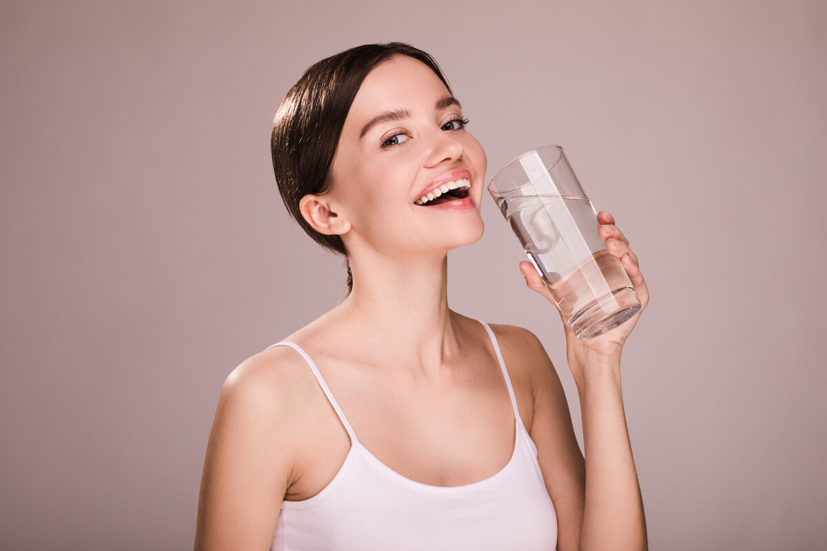 A água oferece diversos benefícios para o corpo 