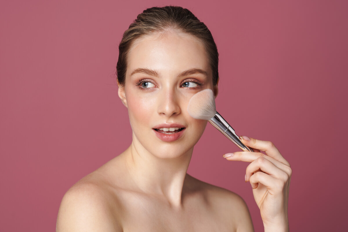 Maquiagem ajuda a disfarçar manchas e realçar partes do rosto 