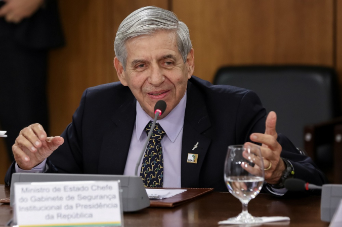 General Heleno sentado à mesa, gesticulando