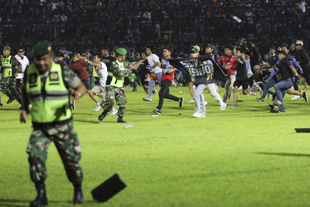 Tragédia em estádio de futebol da Indonésia tem 33 crianças entre os mortos