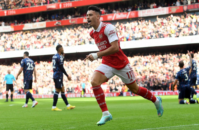 Gabriel Martinelli comemora gol marcado com a camisa do Arsenal diante do Nottingham Forest, pela 14ª rodada do Campeonato Inglês