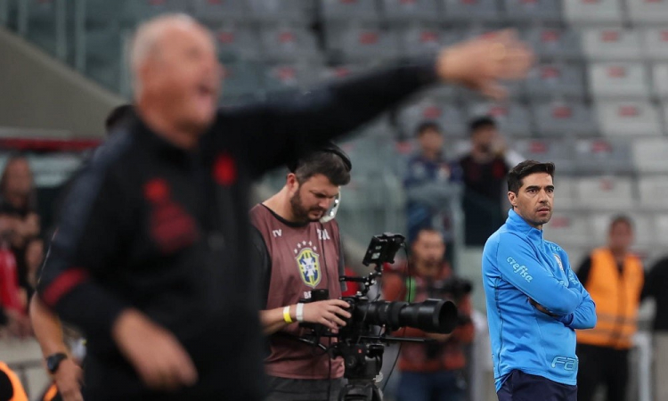 Abel Ferreira ae Felipão (desfocado) à beira do campo