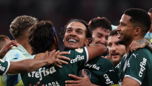 Com Gustavo Gómez em destaque, jogadores do Palmeiras comemoram gol