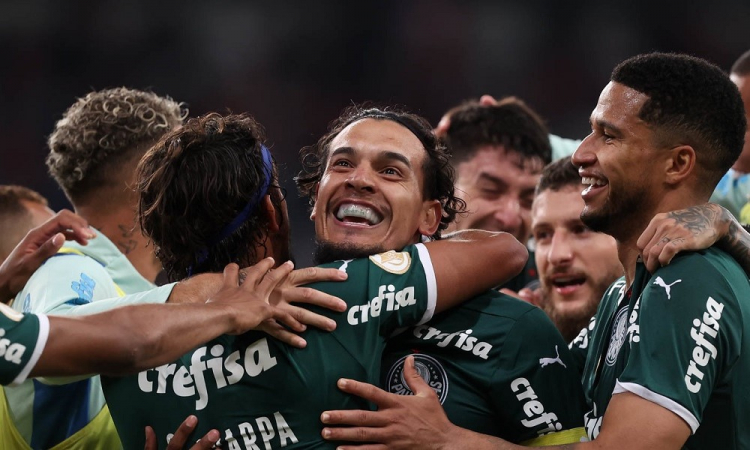 Com Gustavo Gómez em destaque, jogadores do Palmeiras comemoram gol