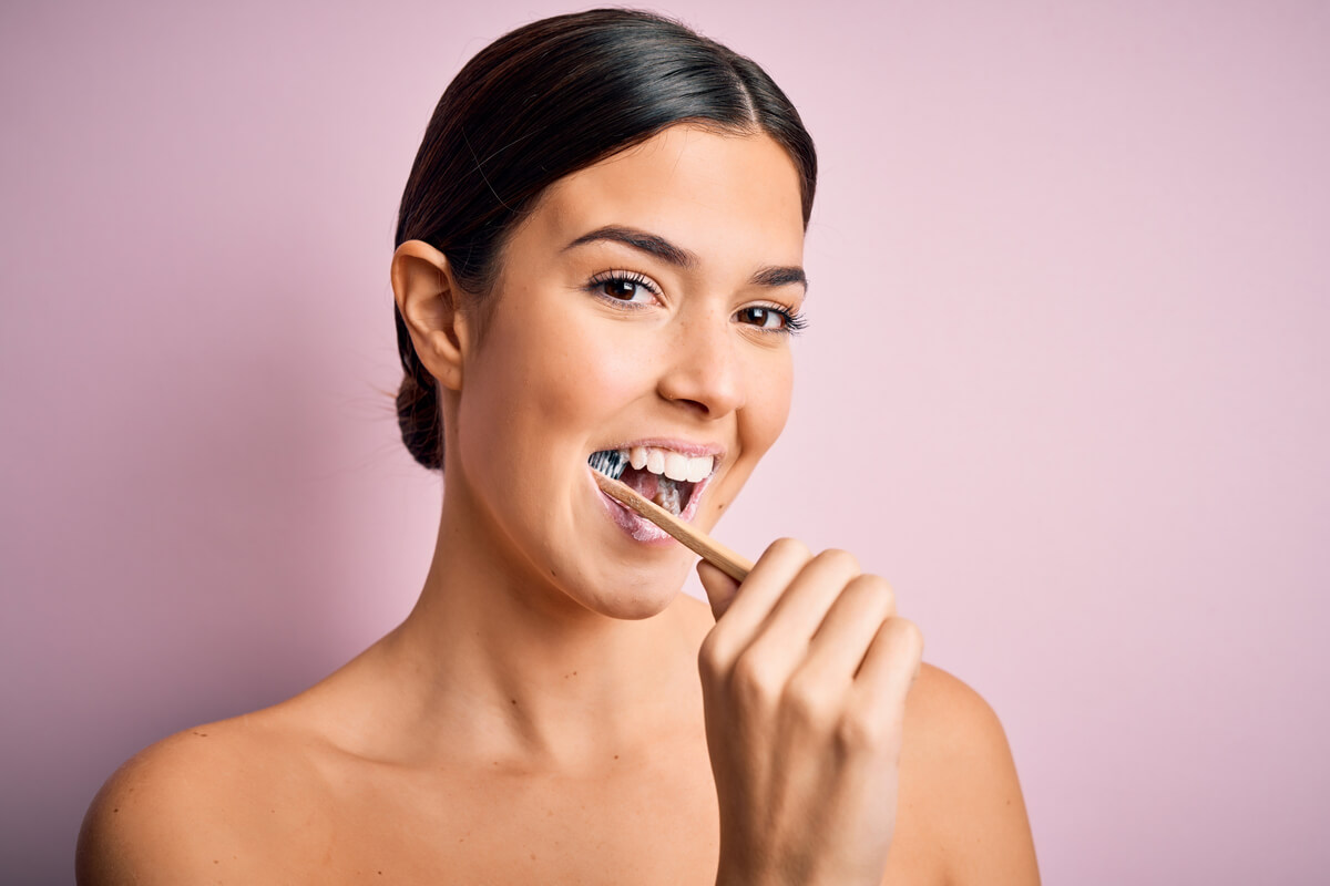 Escovar os dentes regularmente ajuda a manter a saúde bucal 