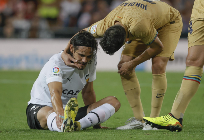 Cavani se lesionando durante parte do Valência