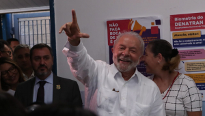 Lula votando
