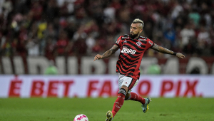Arturo Vidal perdeu o pai e virou dúvida para o confronto entre Flamengo e Corinthians