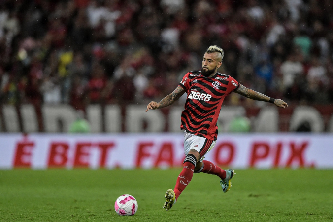 Arturo Vidal perdeu o pai e virou dúvida para o confronto entre Flamengo e Corinthians