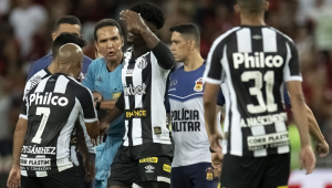 Jogadores do Santos cercam árbitro durante derrota para o Flamengo