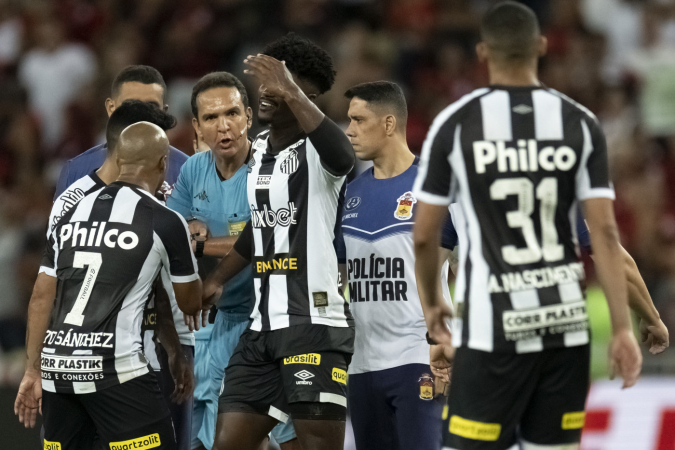 Com lances polêmicos e gols, Flamengo vence o Santos antes da