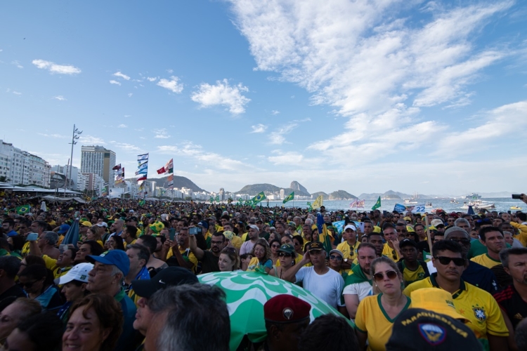 Apoiadores de Bolsonaro se concentra na Praia de Copacabana