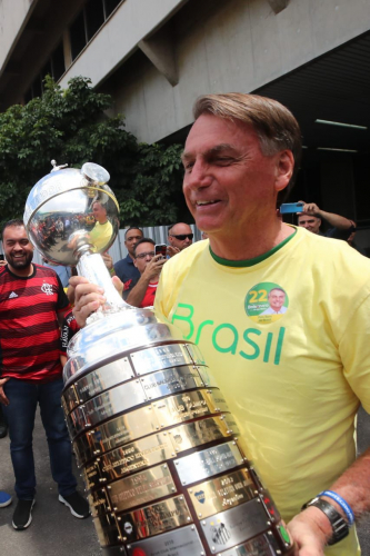 Jair Bolsonaro com a taça da Libertadores em mãos