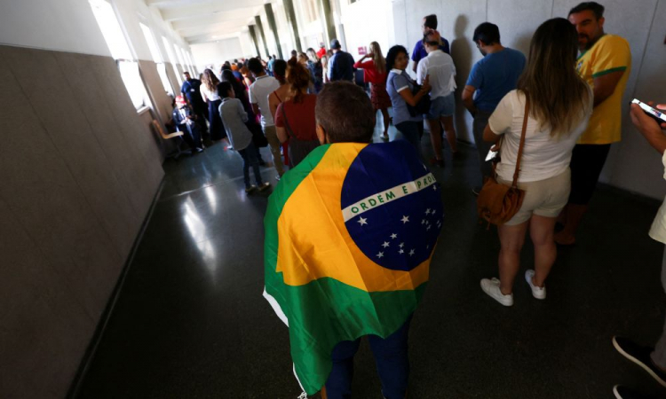 brasileiros votando em portugal